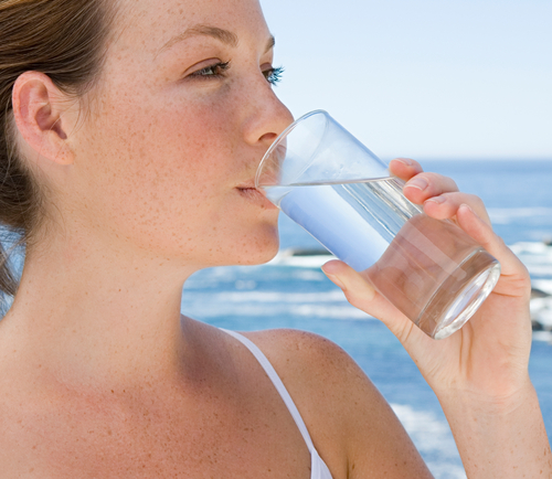 Bere più acqua aiuta a migliorare l’umore