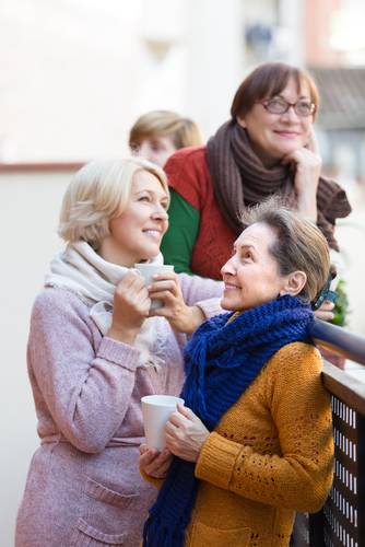 Alzheimer, ecco perché le donne sono più a rischio: “Svelato legame con la menopausa”