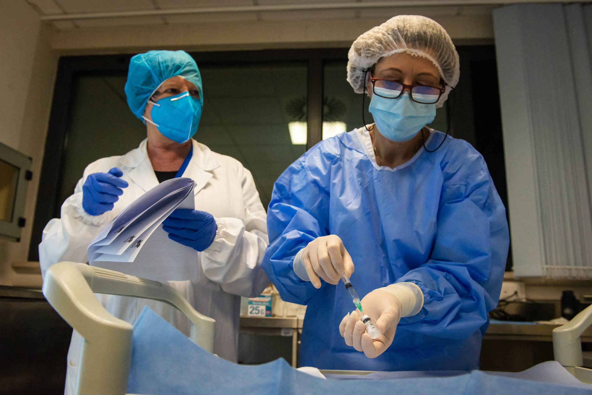 Germania e Italia, strategie vaccinali diverse. Con le stesse dosi si possono salvare più vite?