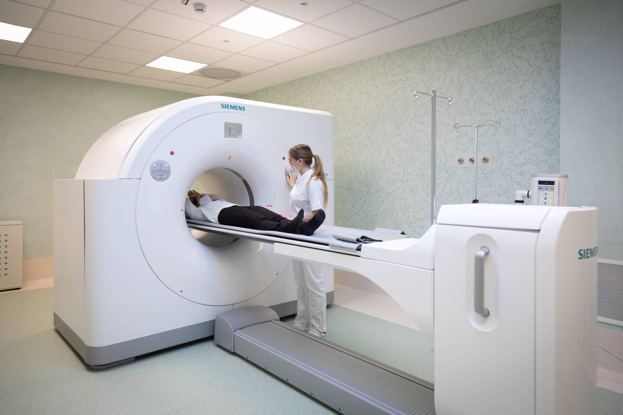 Donne e giovani più sensibili a radiazioni PET, lo studio: «Nel dosaggio considerare sesso ed età»