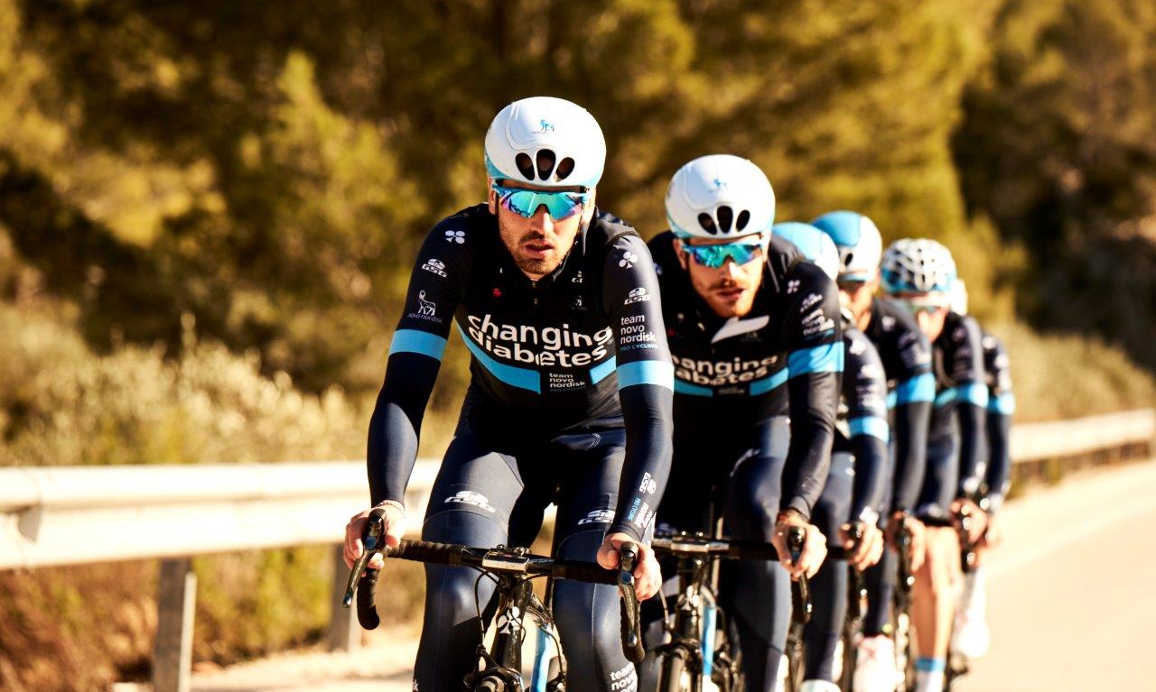 «Il diabete non ci ferma». Gli atleti del Team Novo Nordisk sfidano la malattia in sella ad una bici
