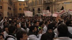 Studenti medicina di nuovo in piazza al grido “non vogliamo emigrare”