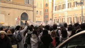 Campagna #svoltiAMOlaSANITA’, i Giovani Medici in piazza per il loro futuro