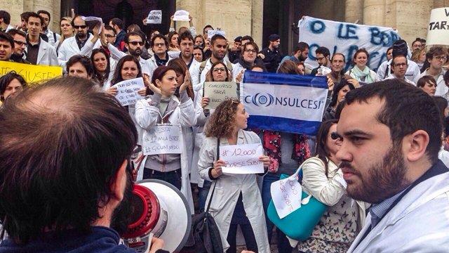 Specializzandi, esplode la protesta dopo il pasticcio dei test