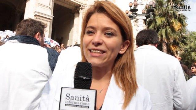 I giovani camici bianchi in rivolta: tanti volti per un unico obiettivo