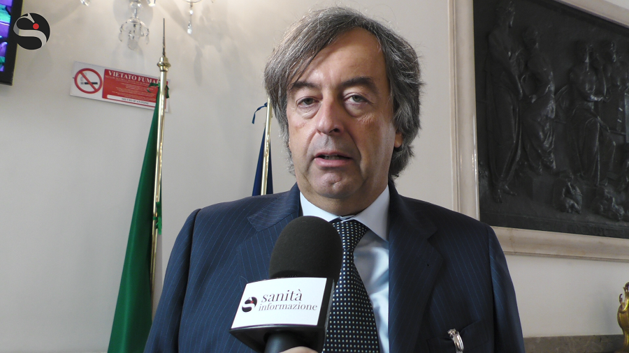 Meningite, consigliare il vaccino anche per gli adulti? La parola all’esperto, Roberto Burioni (virologo)