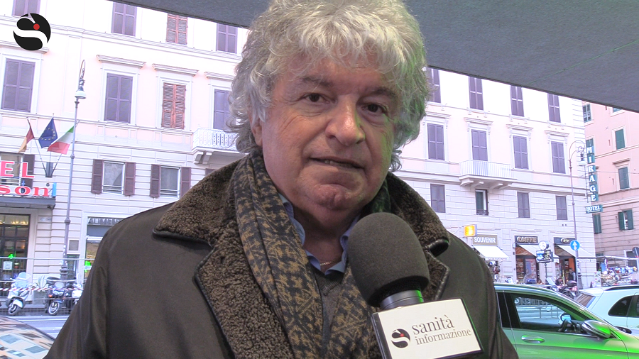 «Smetto di fumare» il proposito più disatteso del 2017 Un aiuto? Parla l’oncologo: «Puntare su prodotti a rischio ridotto»