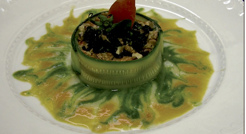 TIMBALLINO DI STRACCI CON SALSA DI FARAONA, RICOTTA E RUCOLA
