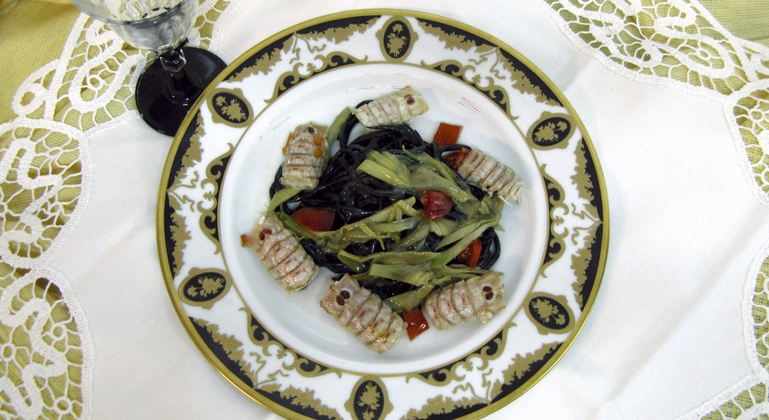 CHITARRINA AL NERO DI SEPPIA CON CICALE DI MARE E CARCIOFI