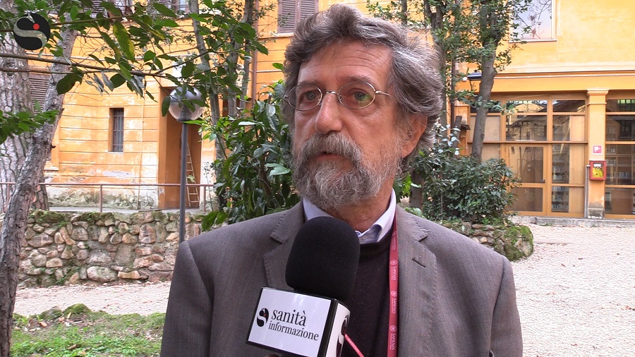 Guariti da Covid-19, Vineis (CSS): «Risposta immunitaria durerebbe almeno 6 mesi, ma sono solo opinioni dei ricercatori»