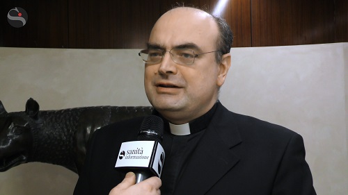 Il Vaticano parla al cuore dei medici: «La tecnologia aiuta, ma agli ammalati diamo più umanità nelle cure»