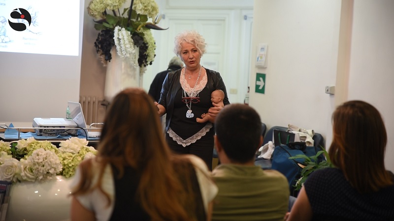 Posizione “a culla” o “a rugby”? Ecco come si allatta un figlio in totale sicurezza