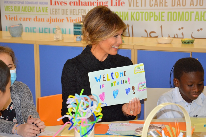 La first lady Melania Trump in visita all’ospedale Bambino Gesù – GUARDA LE FOTO