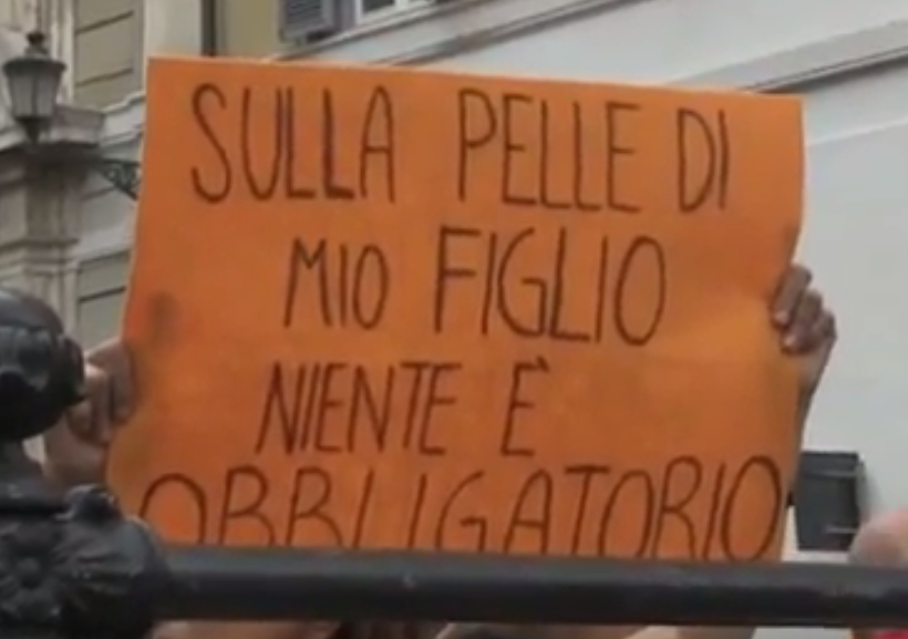 «Lorenzin, guarda quante reazioni avverse». In piazza la rabbia dei No Vax