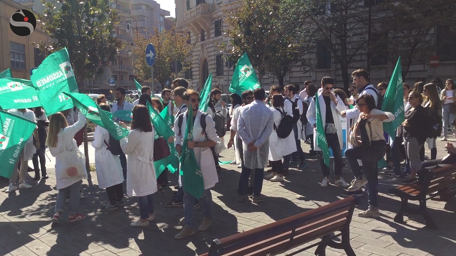 «Vogliamo solo specializzarci», il grido dei giovani medici davanti al Miur nella protesta di Anaao e Fimmg