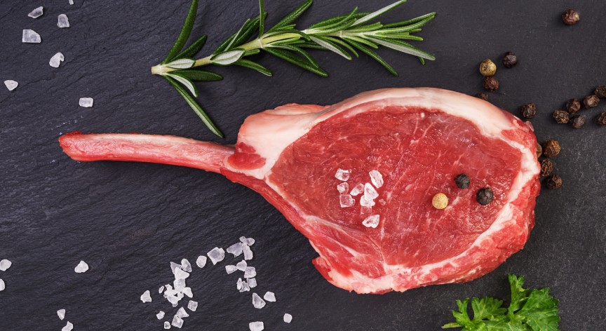 COSTOLETTE DI AGNELLO CON CIPOLLE, PEPERONI E AROMI