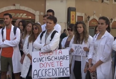 Ritardi record per l’accesso a scuole di specializzazione: «Accreditamento subito» il Sit-in al Giovani Medici Day 2017