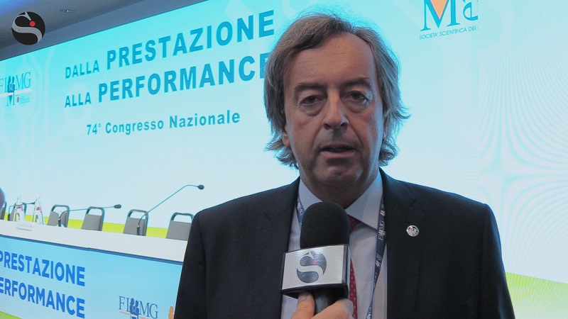 Medici e genitori anti-vax: come comportarsi di fronte agli ‘scettici’? Lo spiega il virologo Roberto Burioni