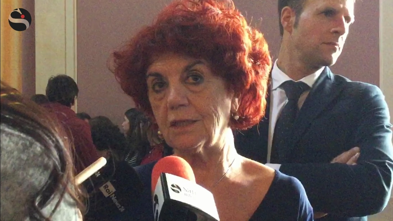 Paura di rimanere ‘sconnessi’? «Attenzione la dipendenza può avere gravi conseguenze» il monito della Ministra Fedeli