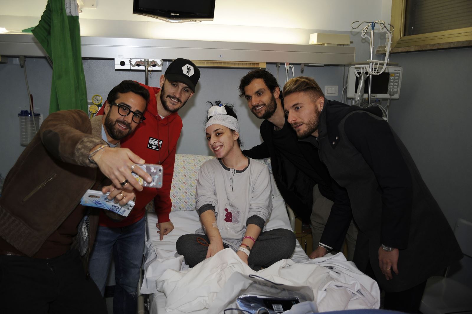 Befana anticipata per i piccoli pazienti del Gemelli con i campioni della Lazio