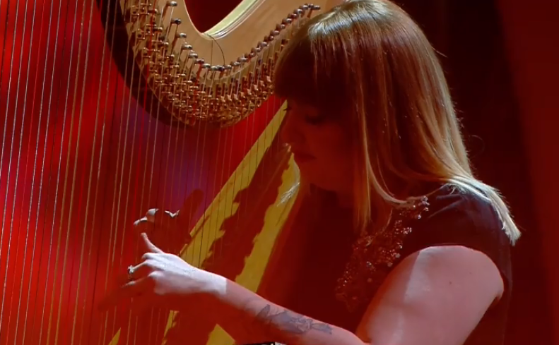 «Arpa e respirazione, la mia ricetta contro lo stress da palco». Parla Cecilia Lasagno, l’arpista di Max Gazzè a Sanremo