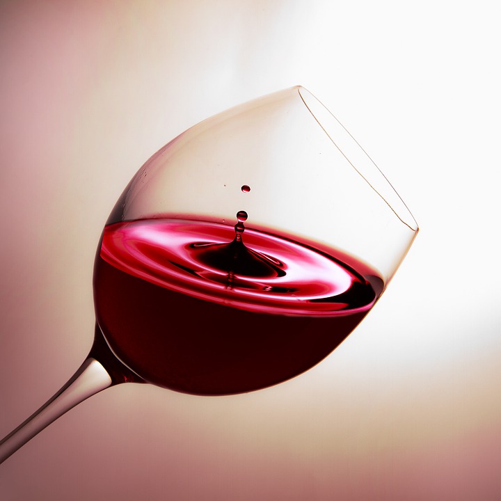 Bere (poco) vino può far bene? Diabete, disturbi neurologici e cardiovascolari: i benefici in uno studio italiano