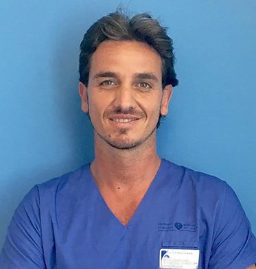 Francesco Wirz, l’italiano che ha operato l’uomo dai tre volti: «In Francia fiducia ai giovani, così si formano i chirurghi»