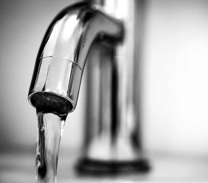 Acqua di casa: i dieci consigli per migliorarne la qualità e non sprecarla