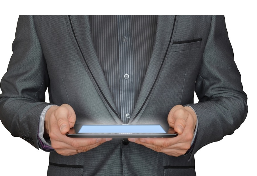 Luce blu nemica del sonno e degli occhi. L’oftalmologo Scuderi: «Rischio cataratta e degenerazione maculare»