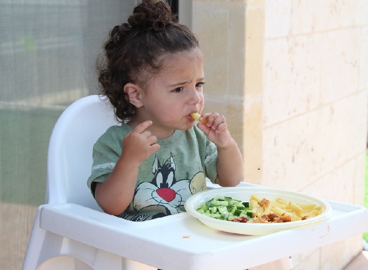 Traumi infantili e disturbi alimentari, il legame c’è. L’intervista allo psichiatra