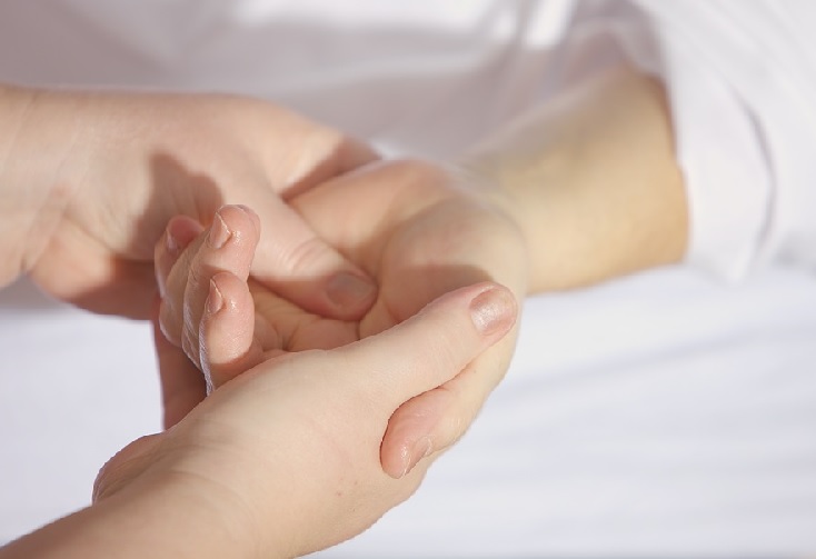 Fa freddo e le mani cambiano di colore? Il fenomeno di Raynaud può segnalare patologie croniche