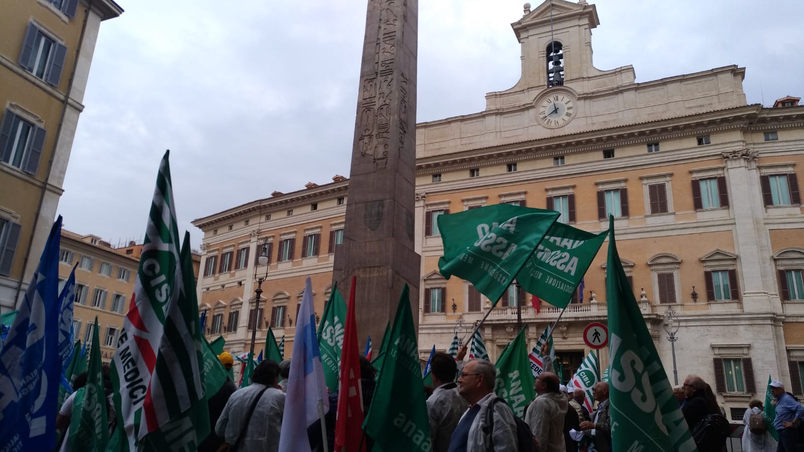Rinnovo del contratto e difesa della sanità pubblica, i medici scendono in piazza. Sit in a Montecitorio: «Così il SSN muore»
