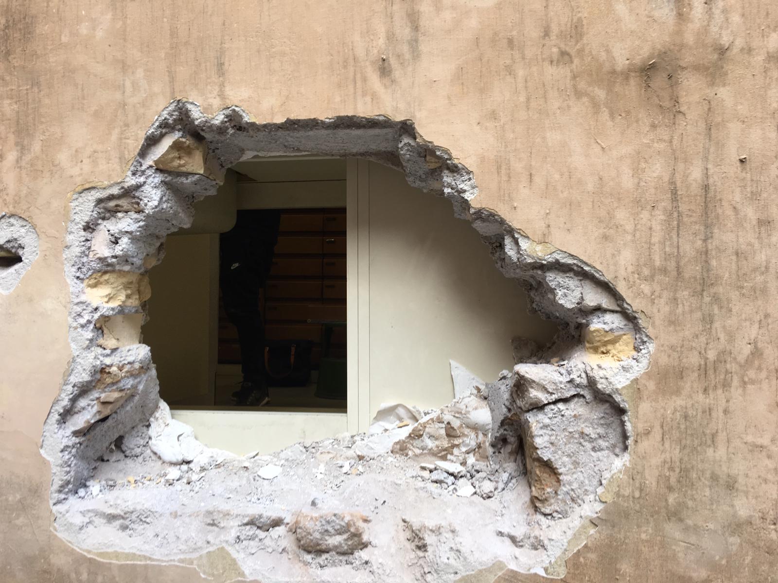 Farmacie romane preda della banda del buco. Contarina alle forze dell’ordine: “Prendeteli!”