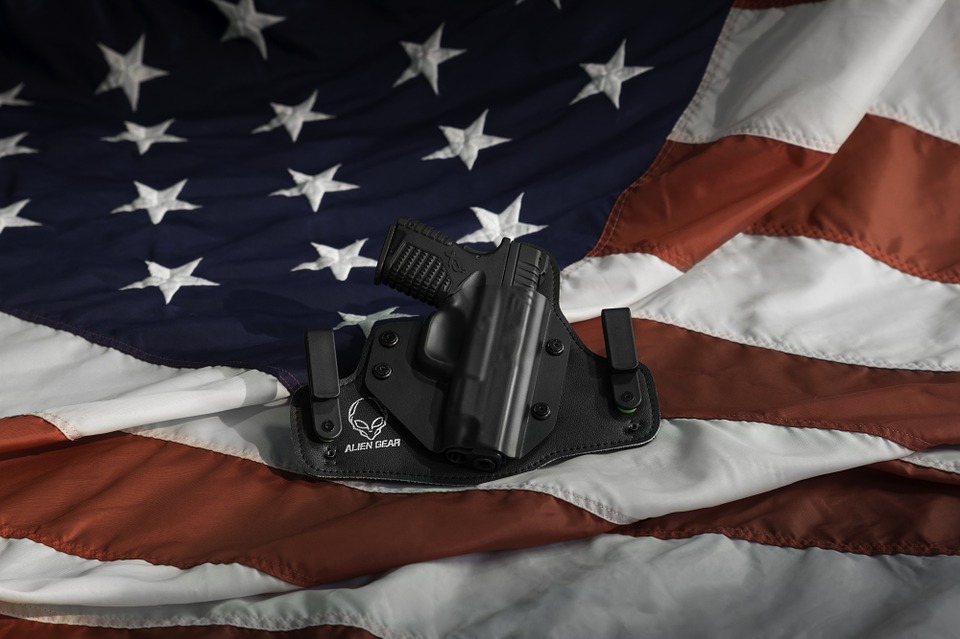 USA, i medici contro la NRA: sui social le foto dei camici insanguinati dopo interventi su feriti da armi da fuoco