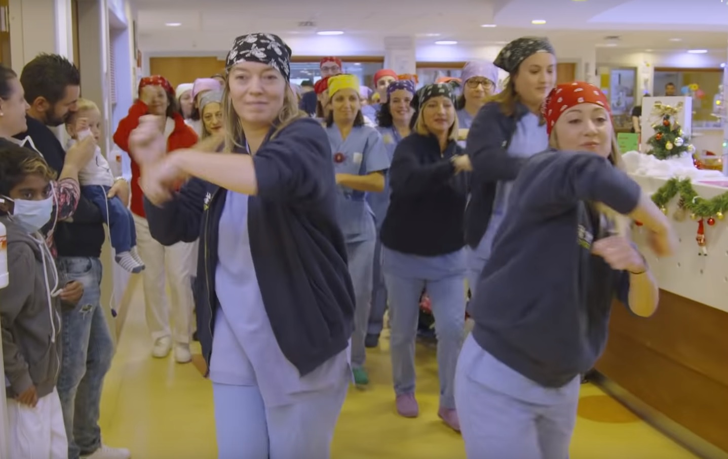 Al Meyer si balla per i piccoli pazienti. Le infermiere: «Utile non solo ai bimbi ma anche a rinforzare il team»