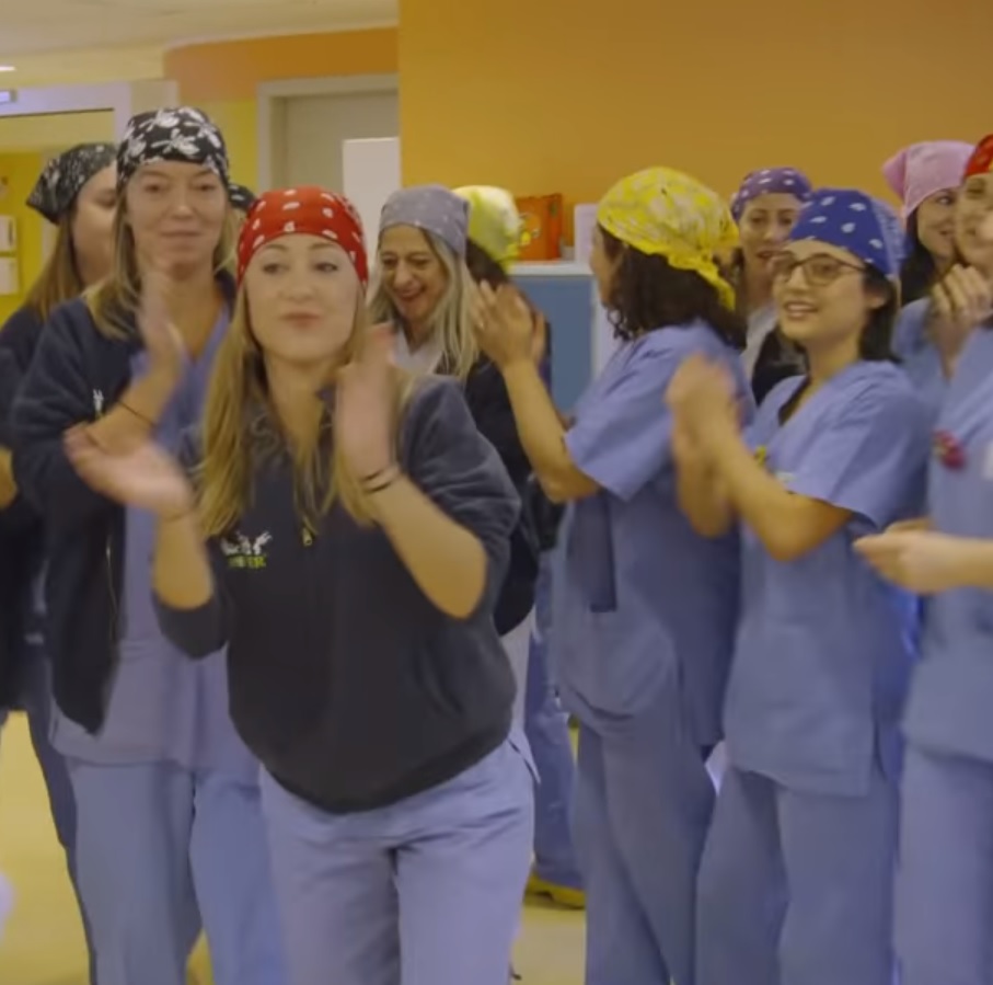 Al Meyer si balla per i piccoli pazienti. Le infermiere: «Utile non solo ai bimbi ma anche a rinforzare il team»