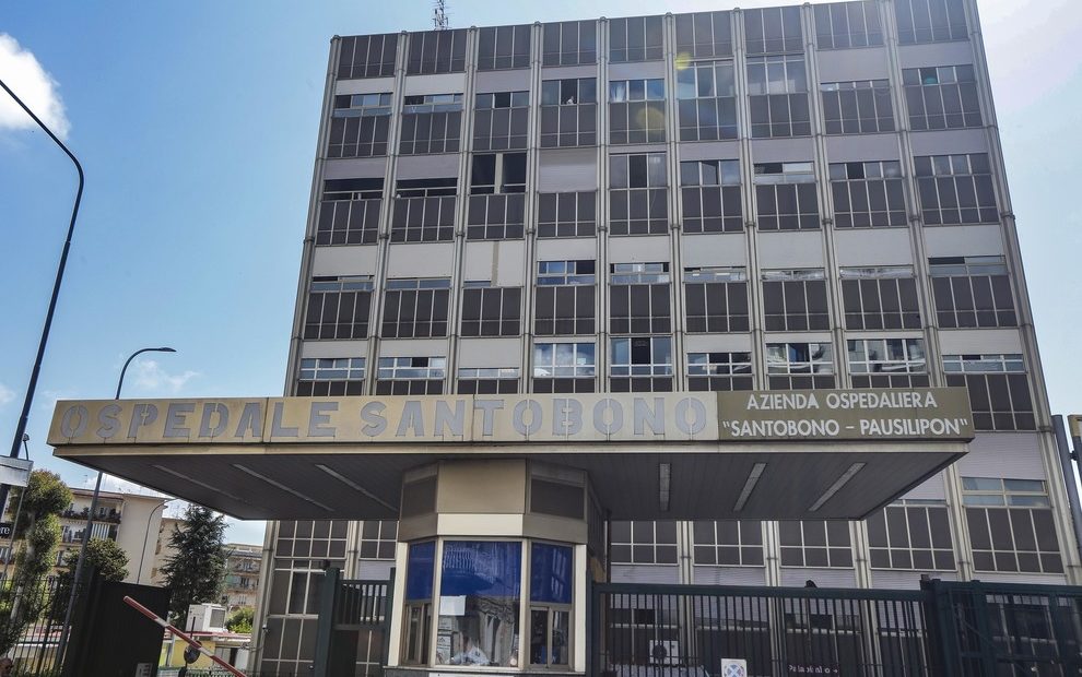 Aggressioni, choc al Santobono di Napoli: «Visitate mio figlio o sparo». «Operativo un telefono rosso per assistere i medici»