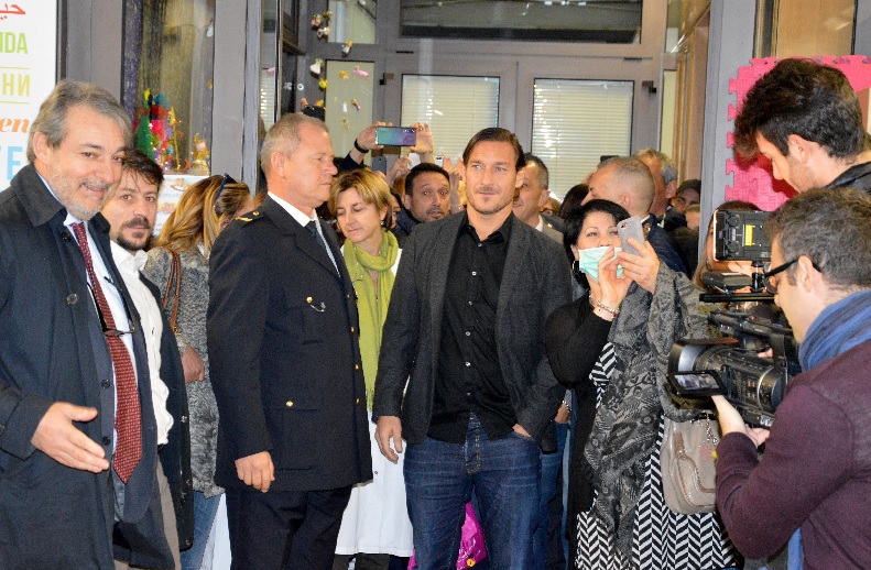 Bambino Gesù, la visita a sorpresa di Totti: «Vi aiuterò a costruire il nuovo ospedale»