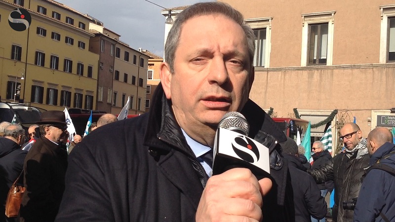 Aaa cercansi medici italiani. Storie di procacciatori e di camici bianchi in fuga dal SSN