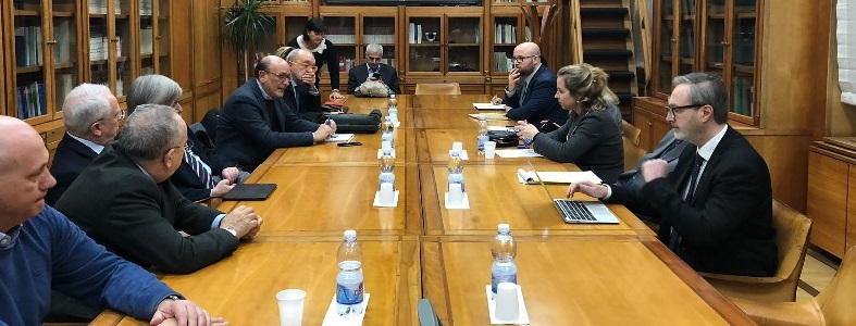 I sindacati della dirigenza medica e sanitaria sospendono lo sciopero ma mantengono lo stato di agitazione