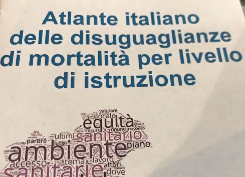 Povertà e scarsa istruzione accorciano la vita: 3 anni in meno per gli uomini, 18 mesi per le donne. Il ministro Grillo: «Mettere l’equità al centro di ogni agenda politica»