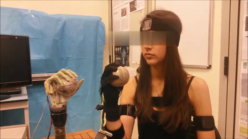 Ecco il guanto sensorizzato che insegna ad operare, valuta la funzionalità della mano e traduce la lingua dei segni