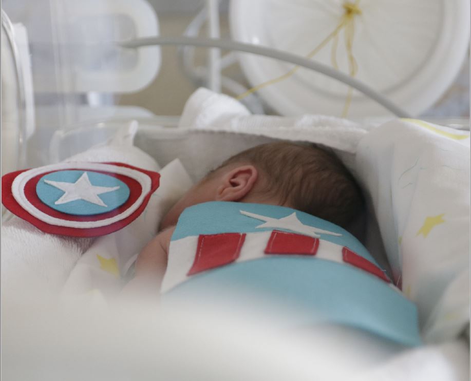 Superman, Batman, Wonder woman: al Niguarda di Milano i ‘piccoli guerrieri’ della neonatologia festeggiano il Carnevale ambrosiano