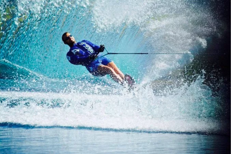 «Non ho bisogno di immaginare il mondo, io lo vivo». La storia di Daniele Cassioli, campione non vedente di Sci nautico