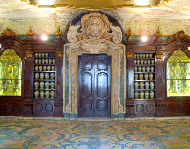 I farmacisti napoletani in difesa della Farmacia degli Incurabili, avviata sottoscrizione