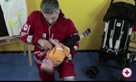Ostruzione vie aeree in età pediatrica: La Croce Rossa mostra come praticare le corrette manovre salvavita