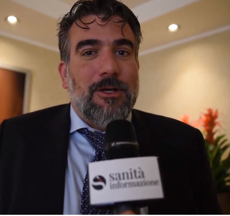 Dalla vitamina C ai farmaci miracolosi, dilagano online le bufale sul Coronavirus