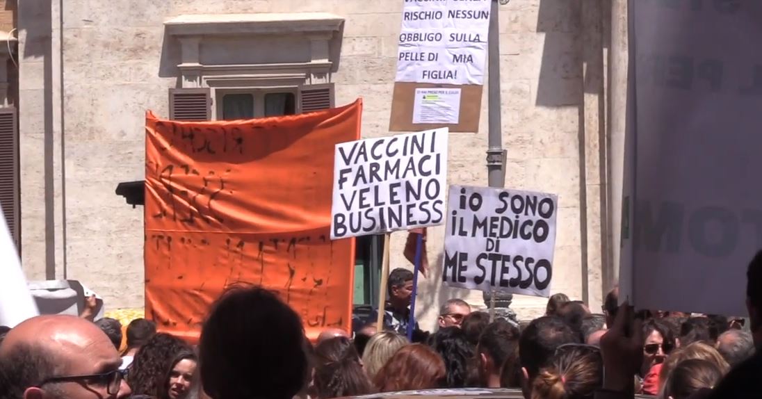 “Libertà” e “giù le mani dai bambini”, ‘free vax’ in piazza a Roma tra slogan e delusione