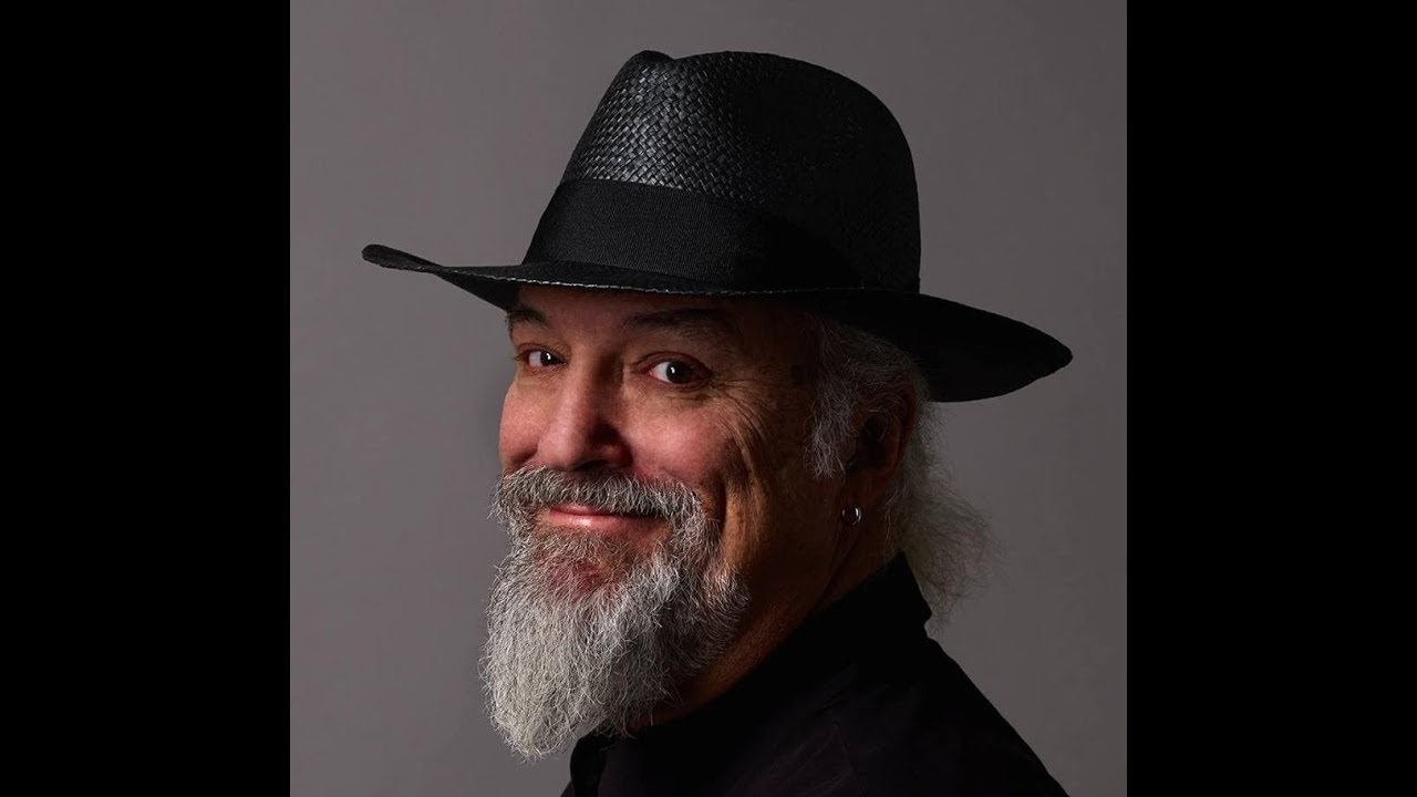 Milano, il concerto di Finardi all’Istituto Tumori: «Devo tutto a loro, hanno salvato mia moglie»