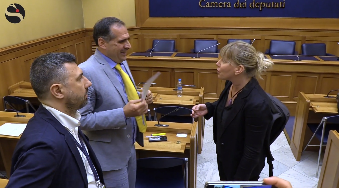 Vaccini, scontro Cunial-Bella alla Camera su studio Corvelva: «Stato non fa analisi». «Davvero pensi ci sia il Viagra?»